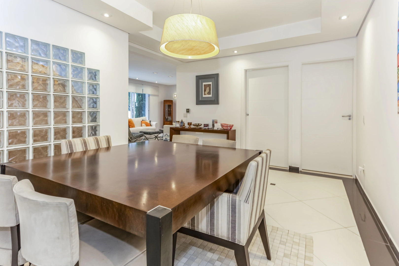 Casa reformada em rua arborizada - Imagem 6
