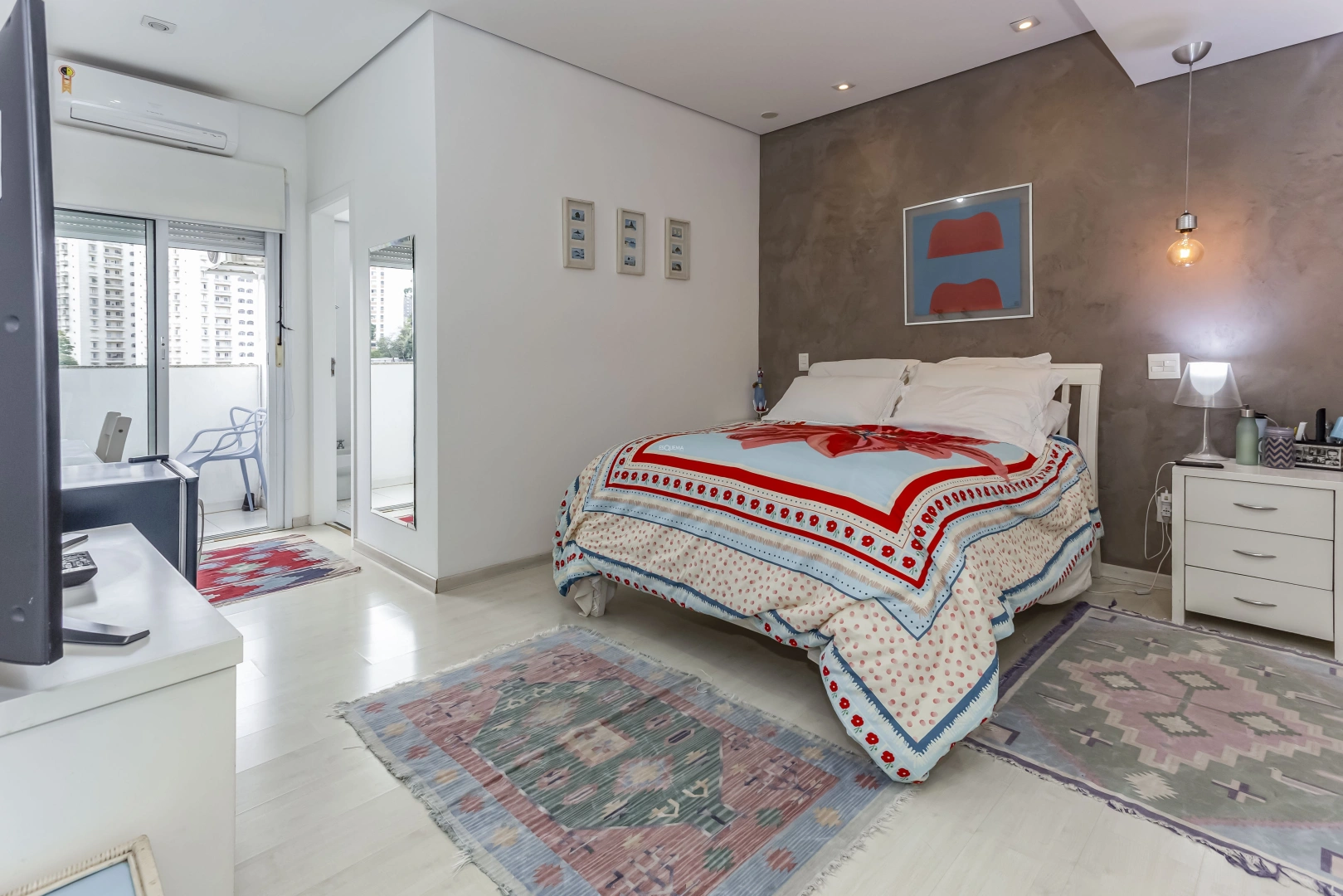 Casa reformada em rua arborizada - Imagem 9