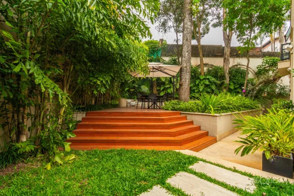Casa assinada por João Armentano em condomínio com apenas 8 casas