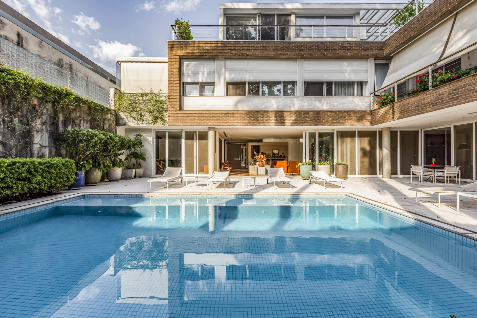 Casa contemporânea com projeto Roberto Aflalo - Imagem 1