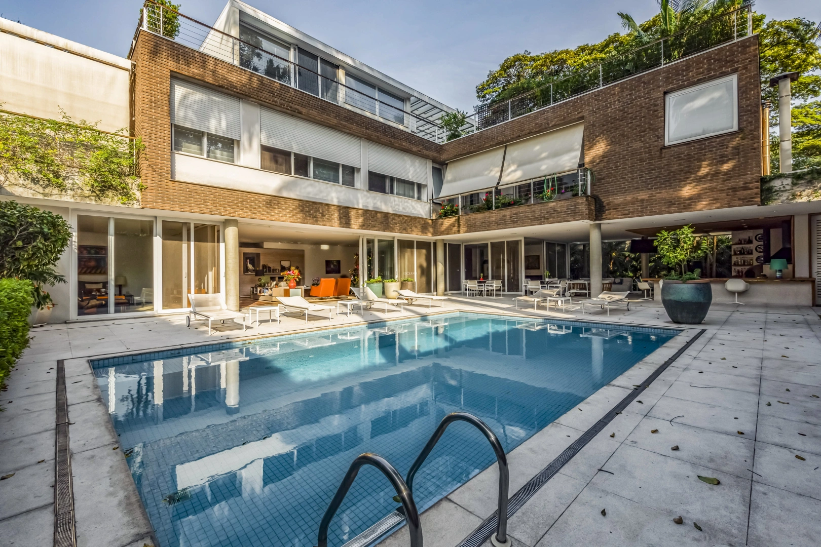 Casa contemporânea com projeto Roberto Aflalo - Imagem 2