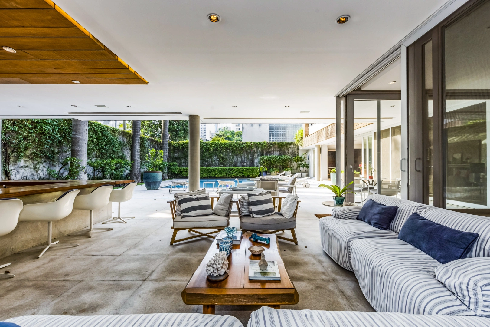 Casa contemporânea com projeto Roberto Aflalo - Imagem 6