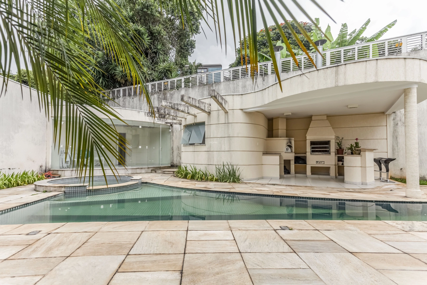 Casa em excelente localização - Imagem 2