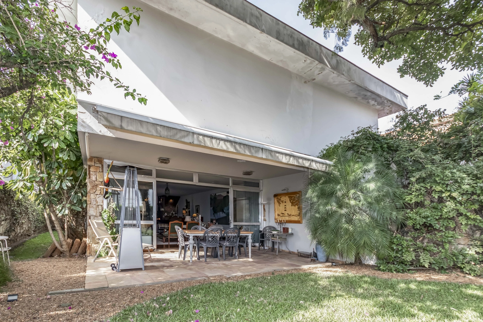 Casa em rua tranquila e arborizada - Imagem 2