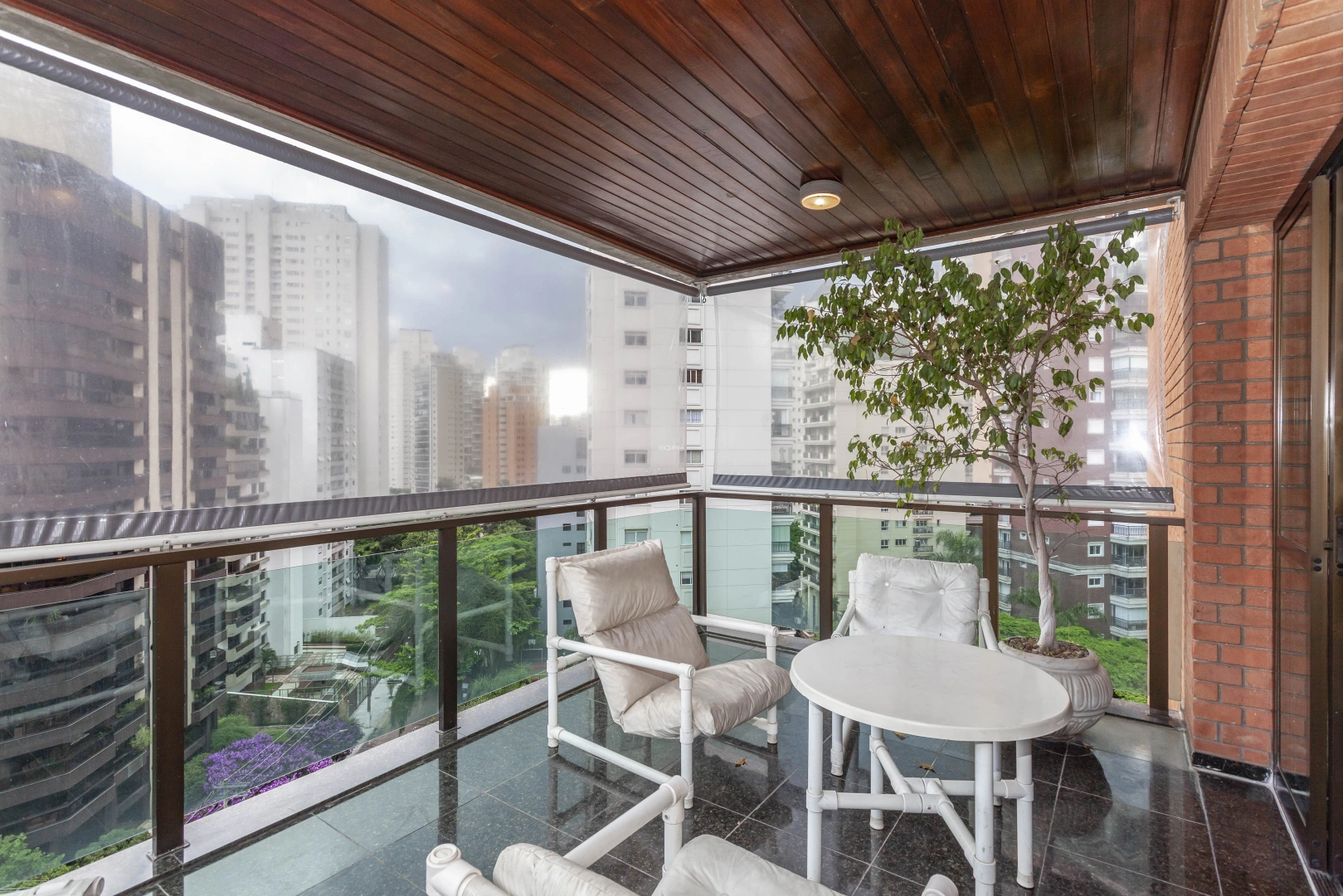 Apartamento amplo em rua cobiçada em Moema - Imagem 3