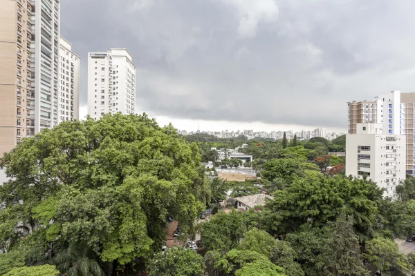 Apartamento amplo em rua cobiçada em Moema