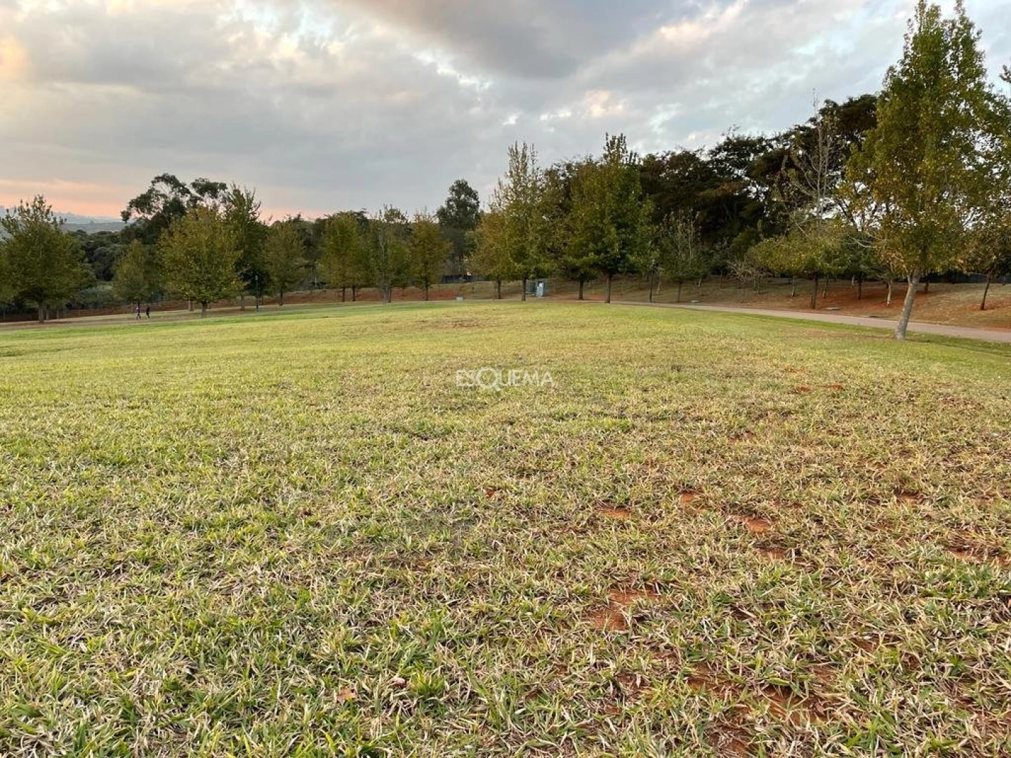 Terreno em localização privilegiada do condomínio - Imagem 3