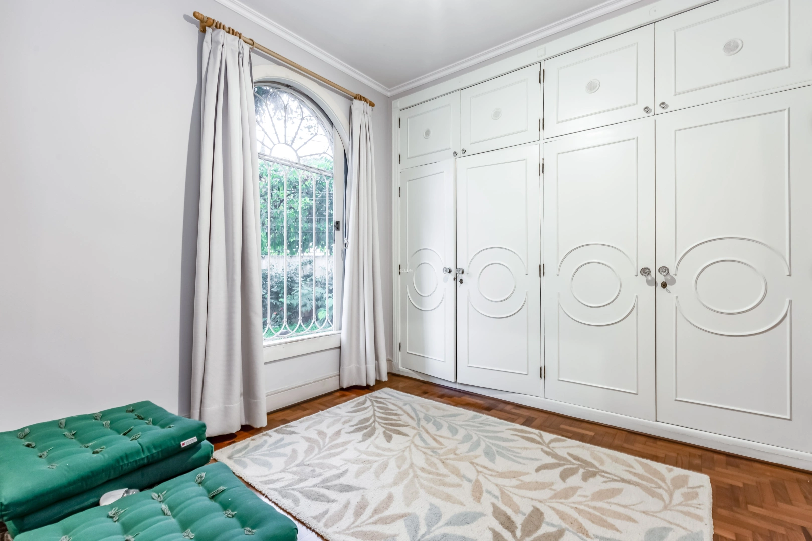Casa térrea com fachada neoclássica - Imagem 14
