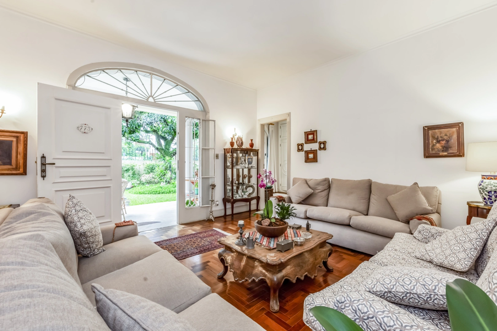 Casa térrea com fachada neoclássica - Imagem 1
