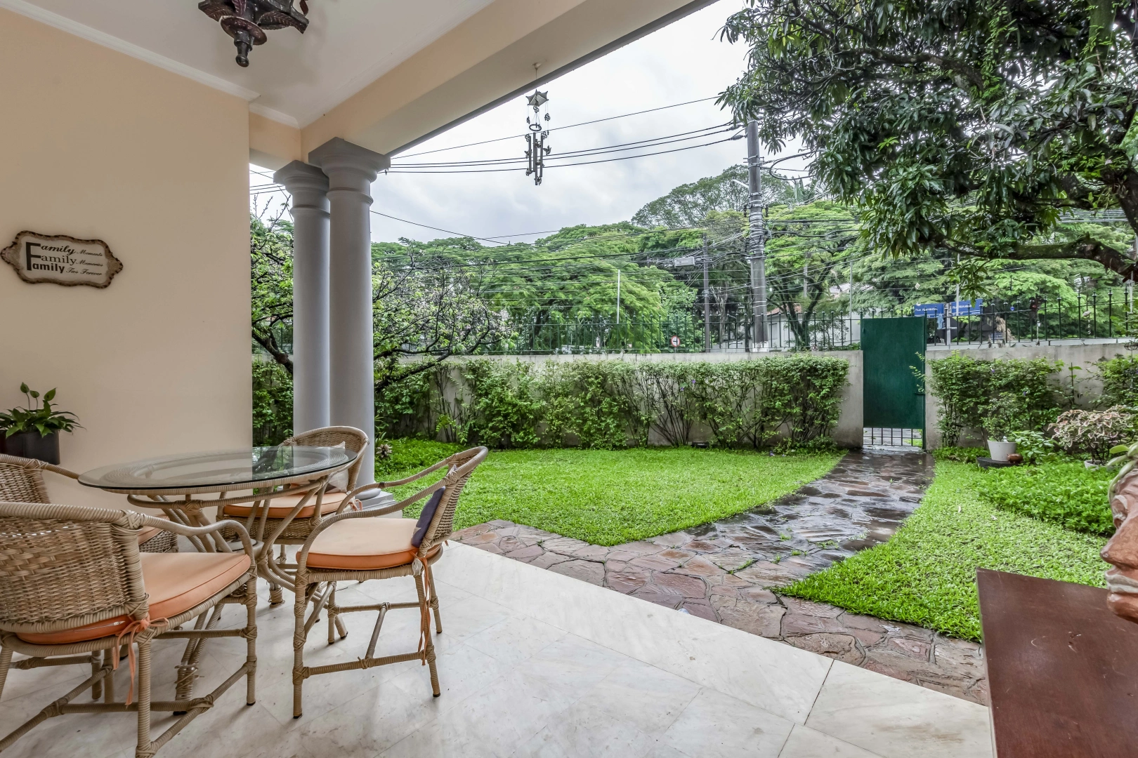 Casa térrea com fachada neoclássica - Imagem 2