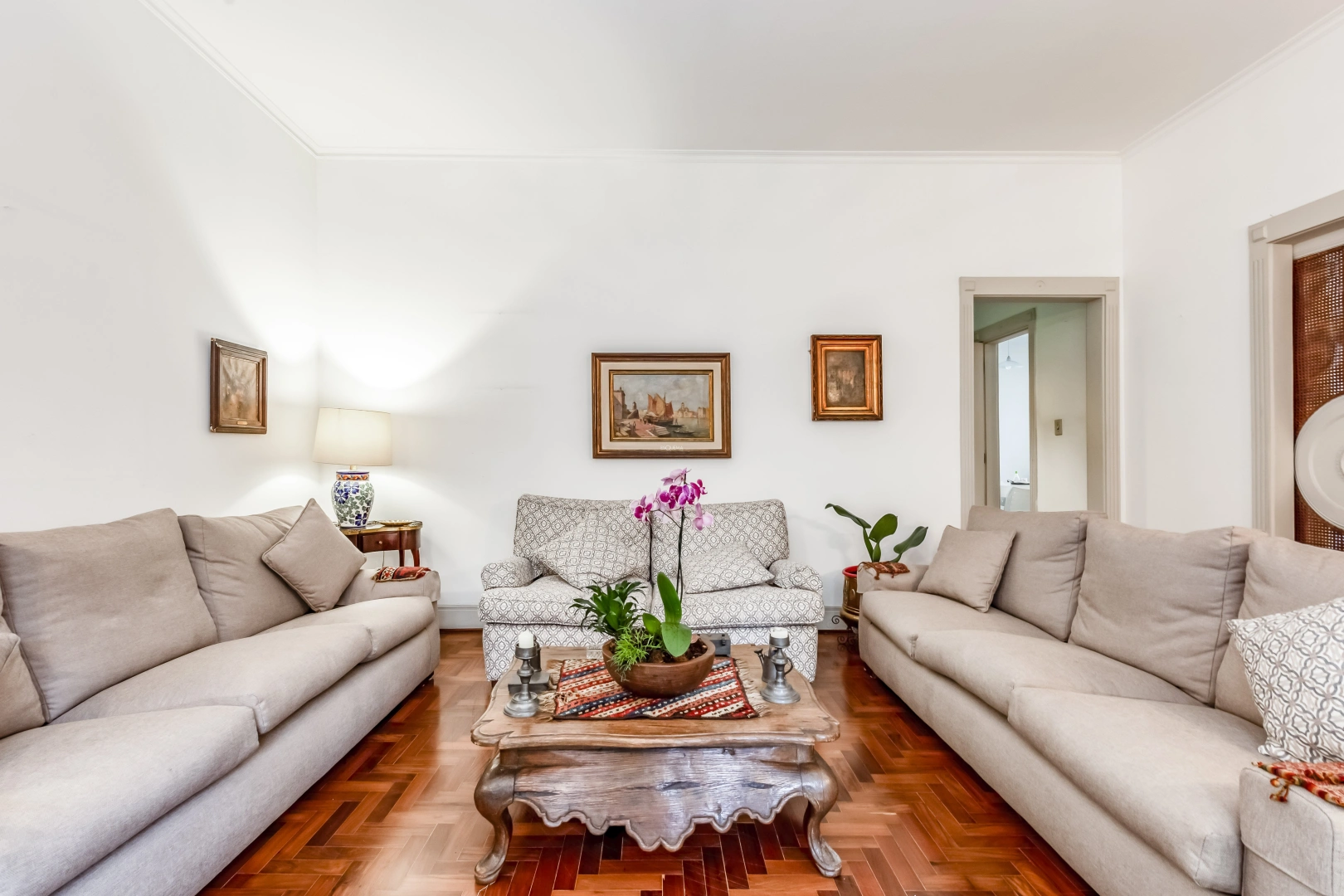 Casa térrea com fachada neoclássica - Imagem 8