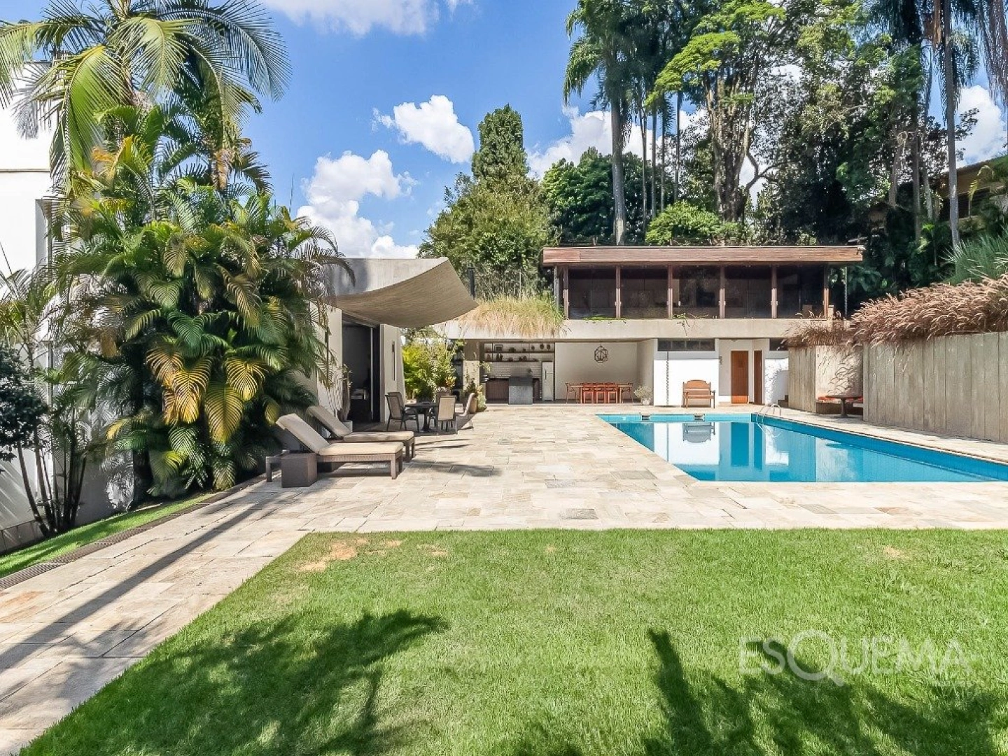 Casa contemporânea com projeto em rua fechada no Real Parque - Imagem 1