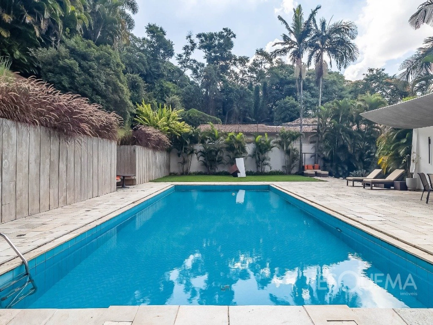 Casa contemporânea com projeto em rua fechada no Real Parque - Imagem 2