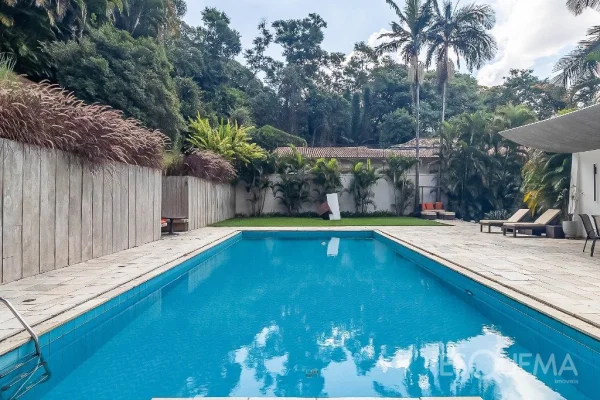 Casa contemporânea com projeto em rua fechada no Real Parque