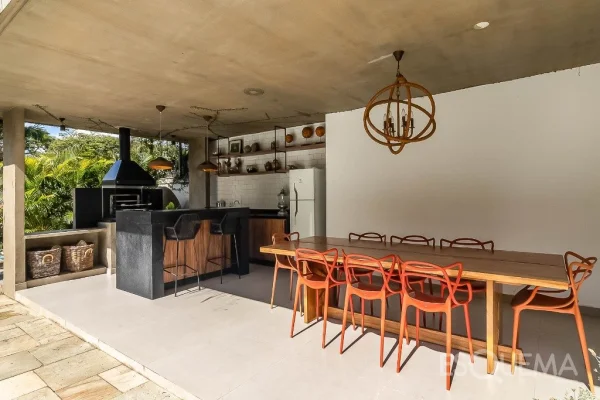 Casa contemporânea com projeto em rua fechada no Real Parque