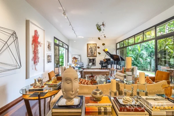 Casa contemporânea com projeto em rua fechada no Real Parque
