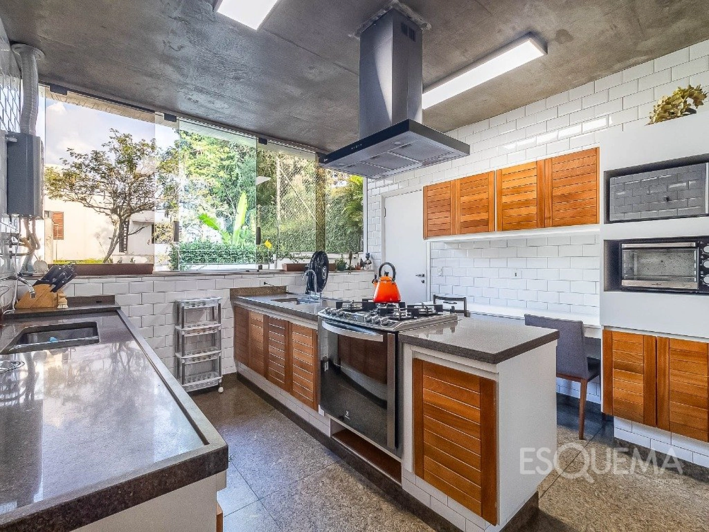 Casa contemporânea com projeto em rua fechada no Real Parque - Imagem 9