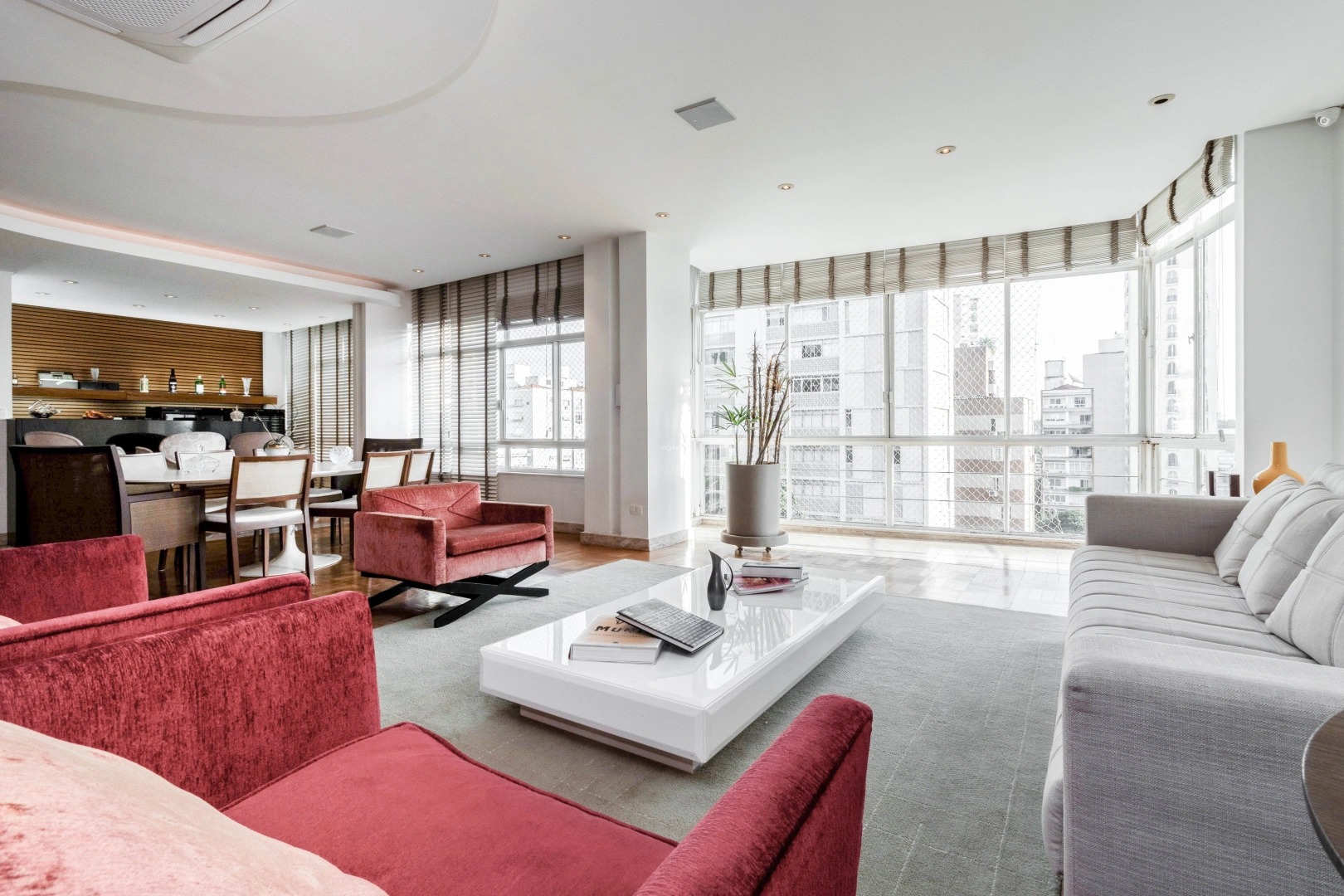Apartamento com vista livre e iluminação natural - Imagem 1