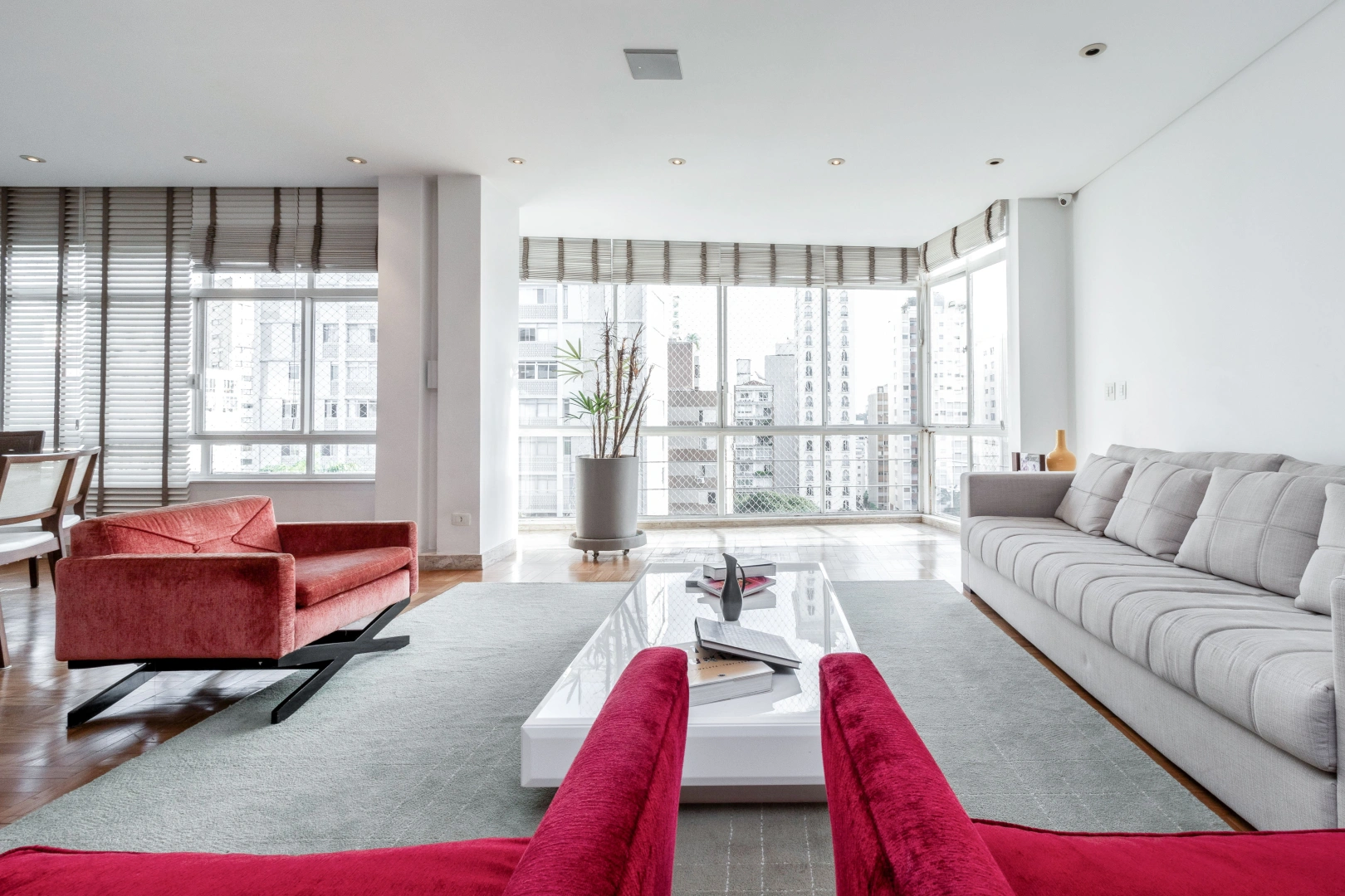 Apartamento com vista livre e iluminação natural - Imagem 2