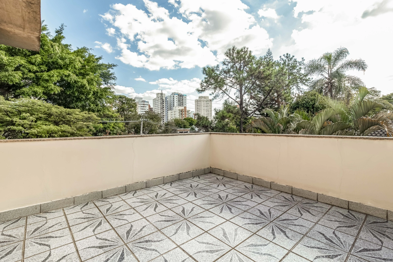 Casa em rua arborizada - Imagem 10