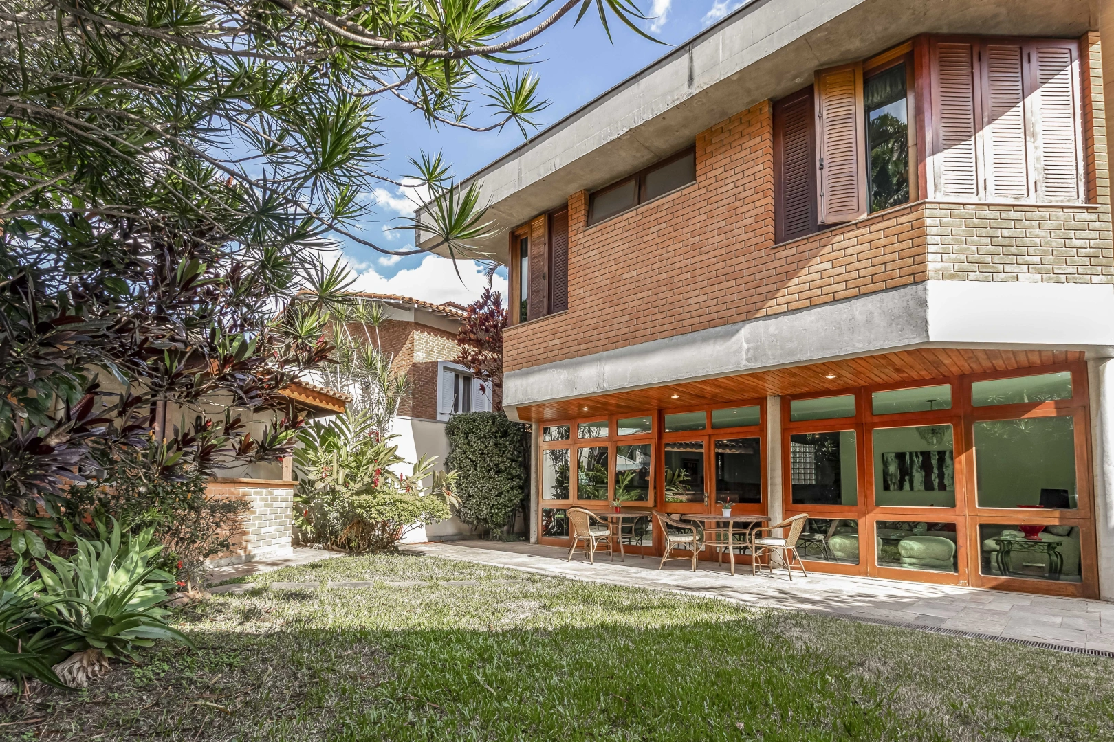Casa em rua arborizada - Imagem 1