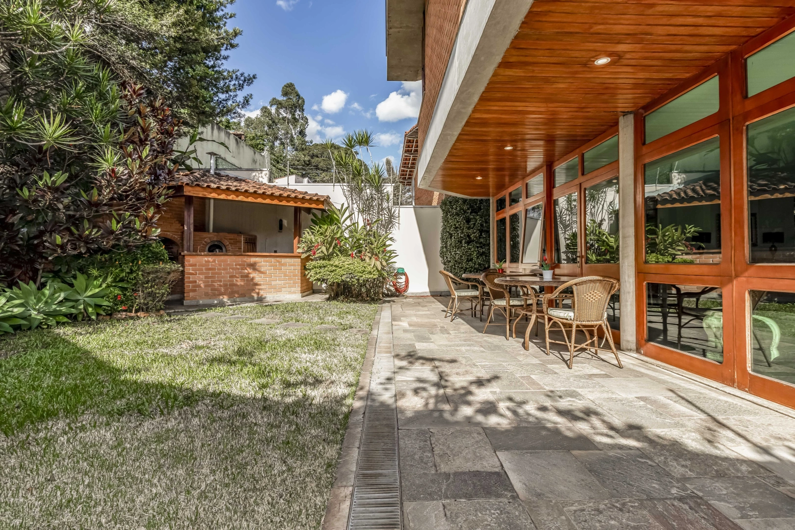 Casa em rua arborizada - Imagem 2