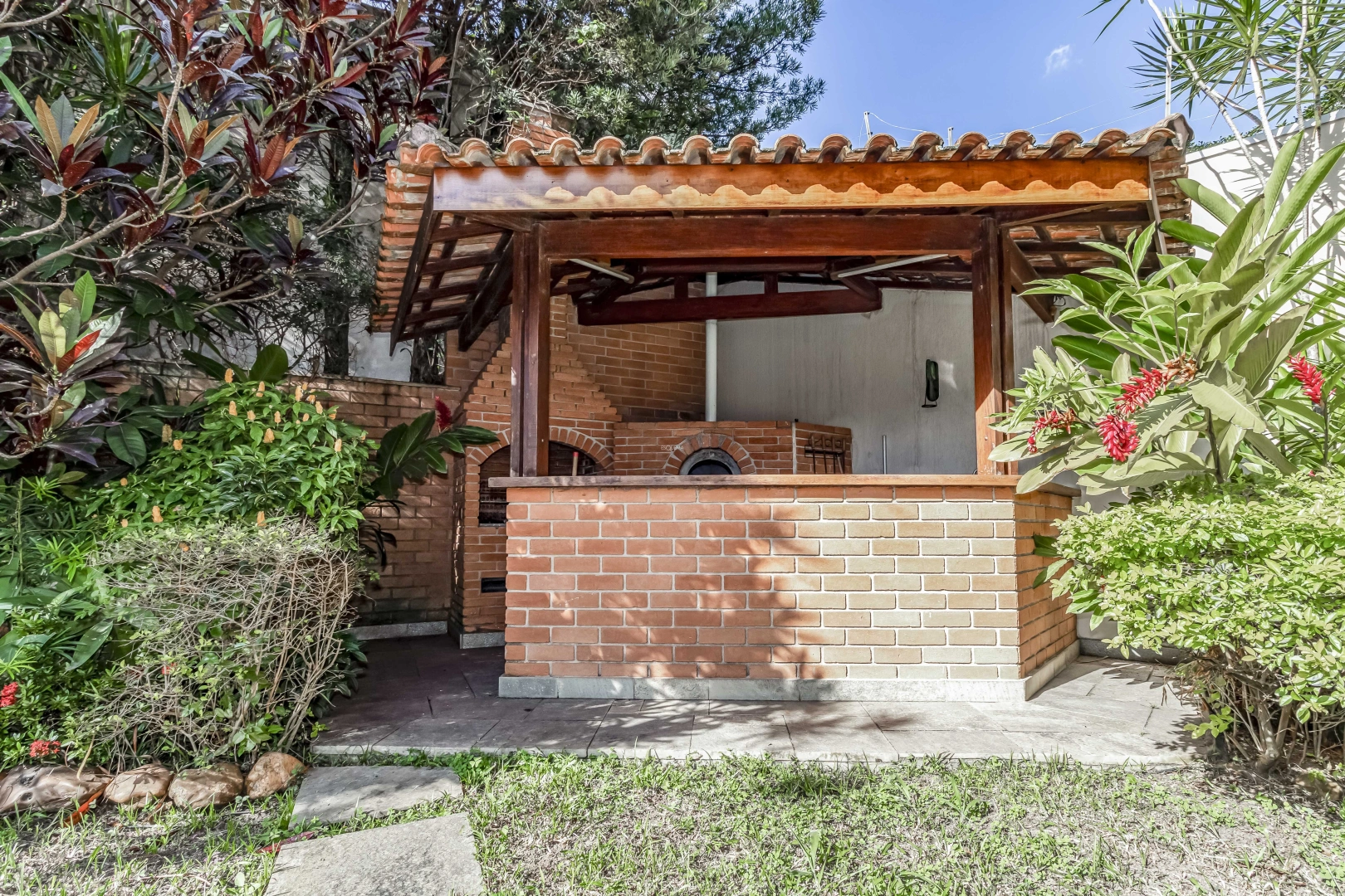 Casa em rua arborizada - Imagem 3