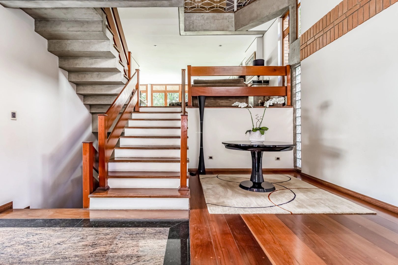 Casa em rua arborizada - Imagem 5