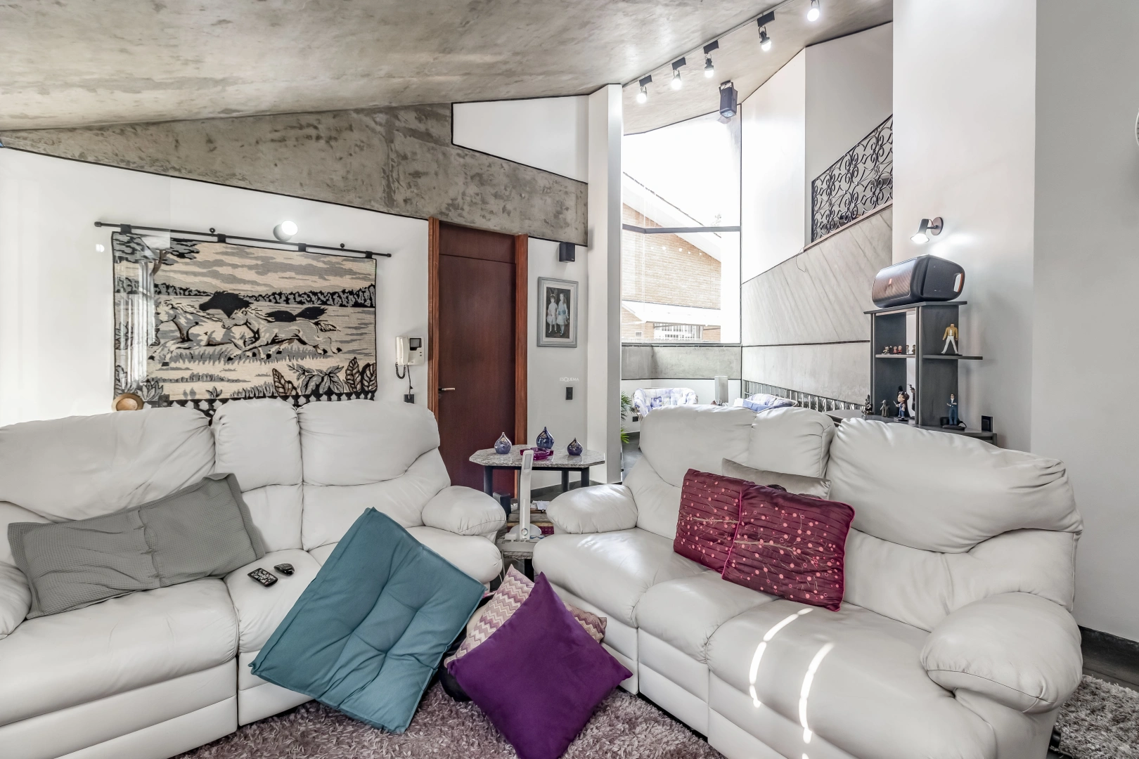 Casa com acabamentos em cimento usinado - Imagem 10