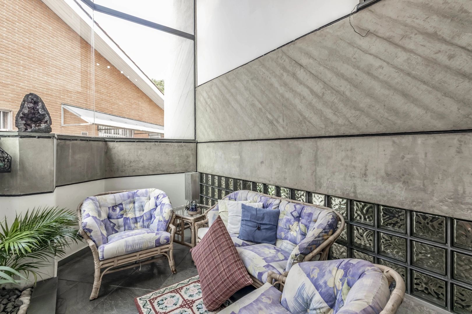 Casa com acabamentos em cimento usinado - Imagem 11
