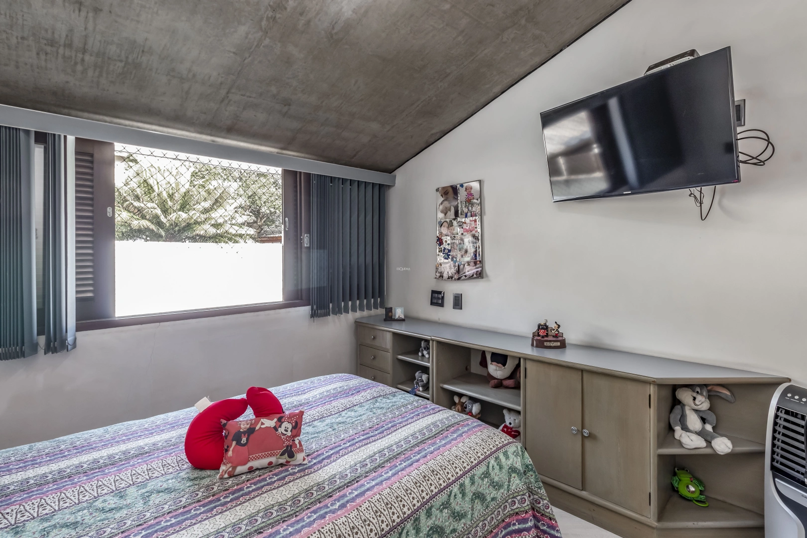 Casa com acabamentos em cimento usinado - Imagem 13