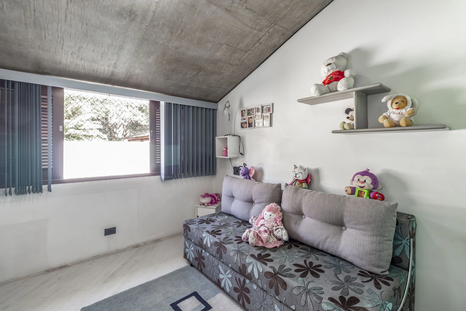 Casa com acabamentos em cimento usinado - Imagem 15