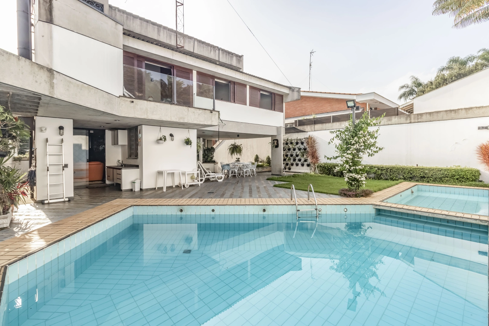 Casa com acabamentos em cimento usinado - Imagem 1