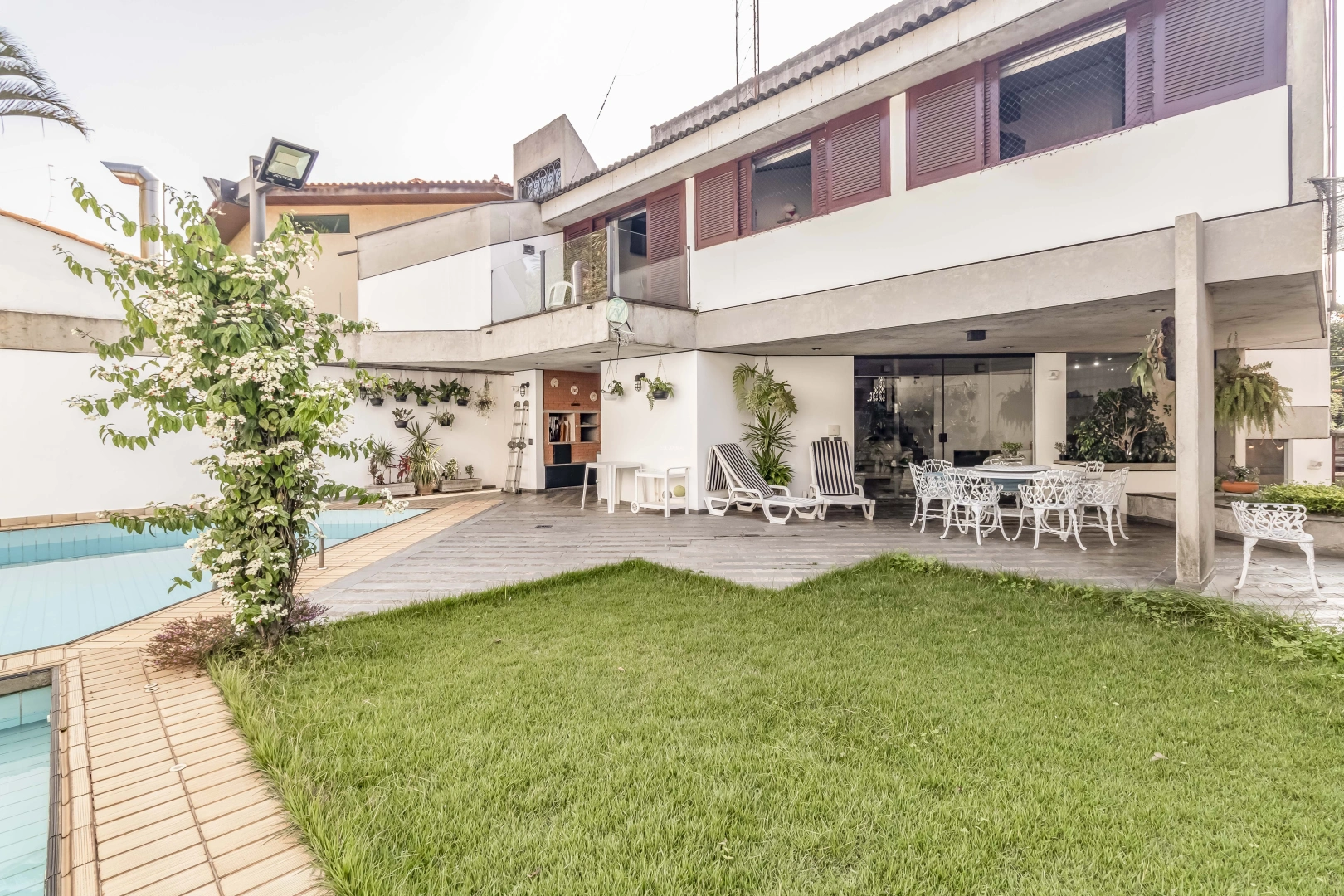 Casa com acabamentos em cimento usinado - Imagem 2