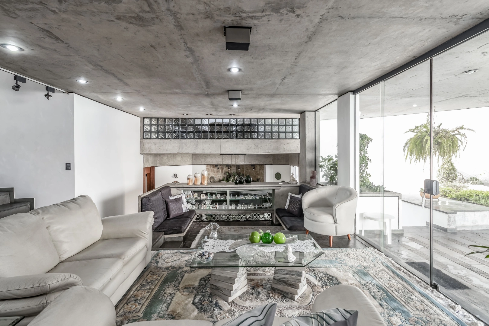 Casa com acabamentos em cimento usinado - Imagem 3