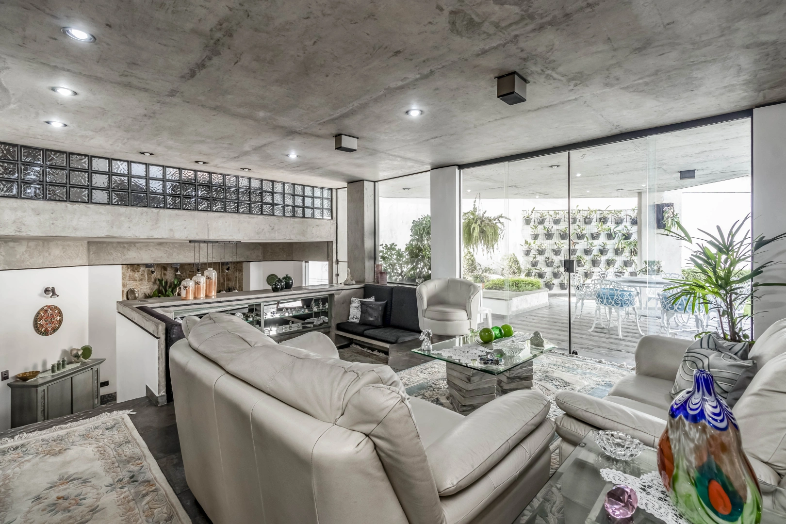 Casa com acabamentos em cimento usinado - Imagem 4