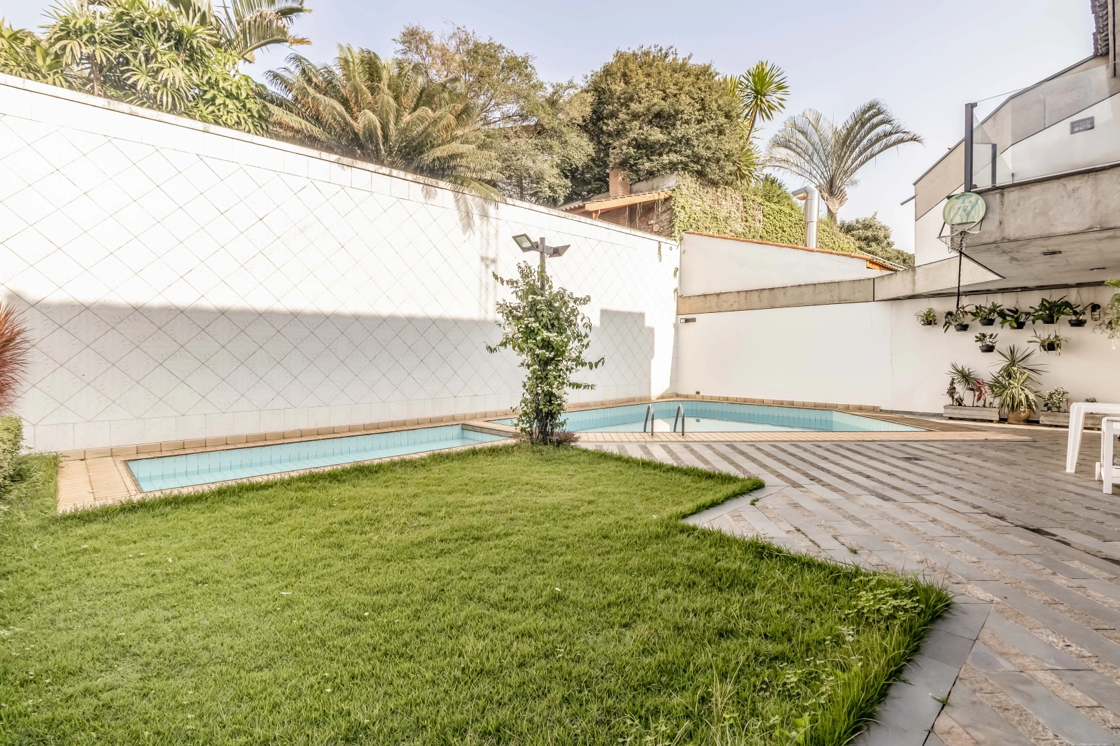 Casa com acabamentos em cimento usinado - Imagem 5