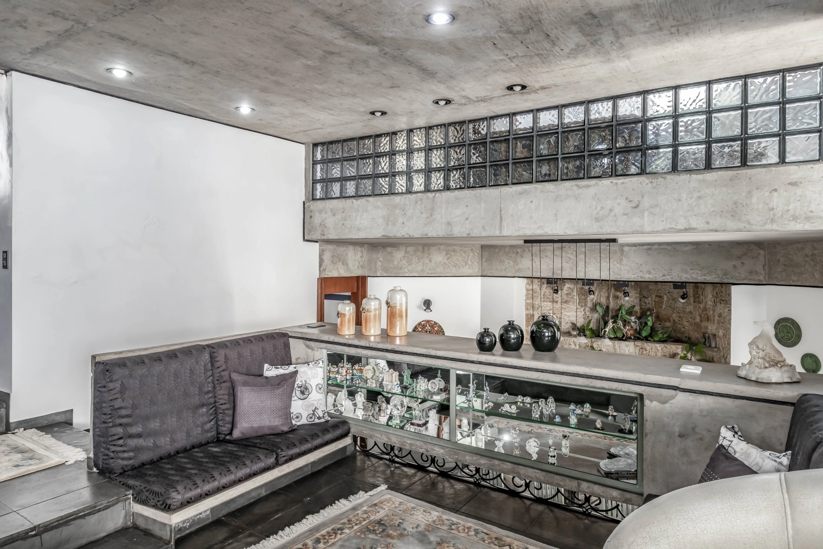 Casa com acabamentos em cimento usinado - Imagem 7
