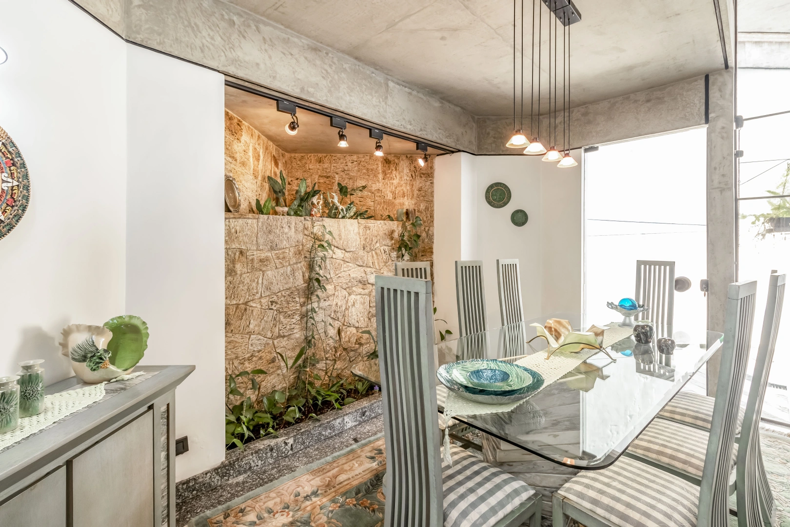 Casa com acabamentos em cimento usinado - Imagem 8