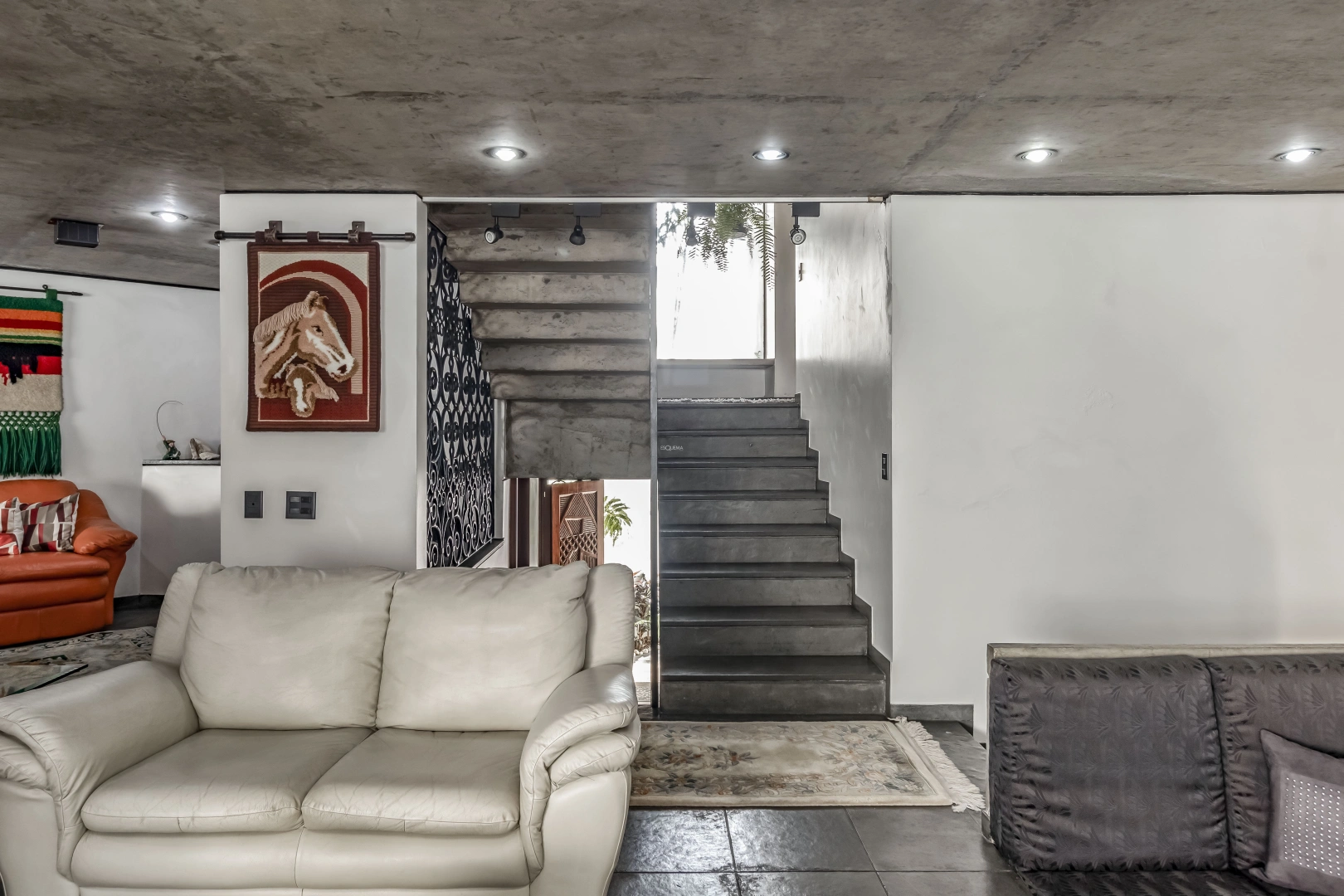 Casa com acabamentos em cimento usinado - Imagem 9