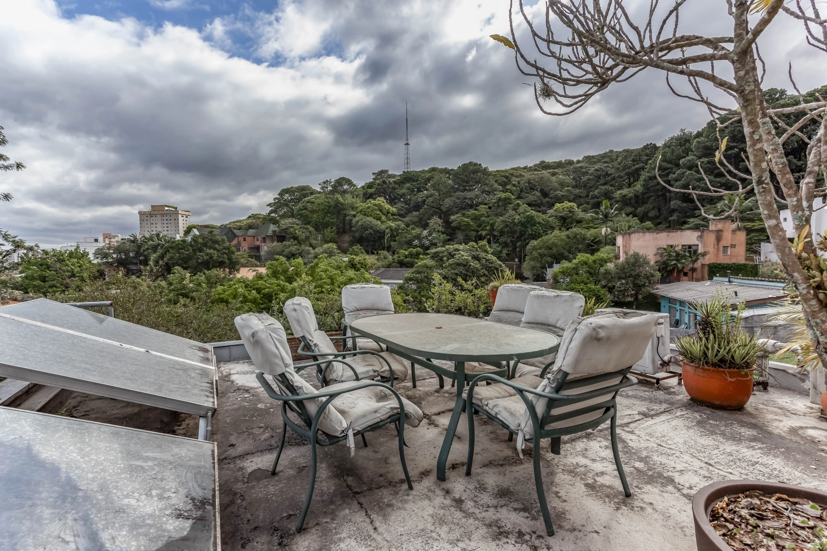 Casa com projeto moderno e vista para o bairro - Imagem 14