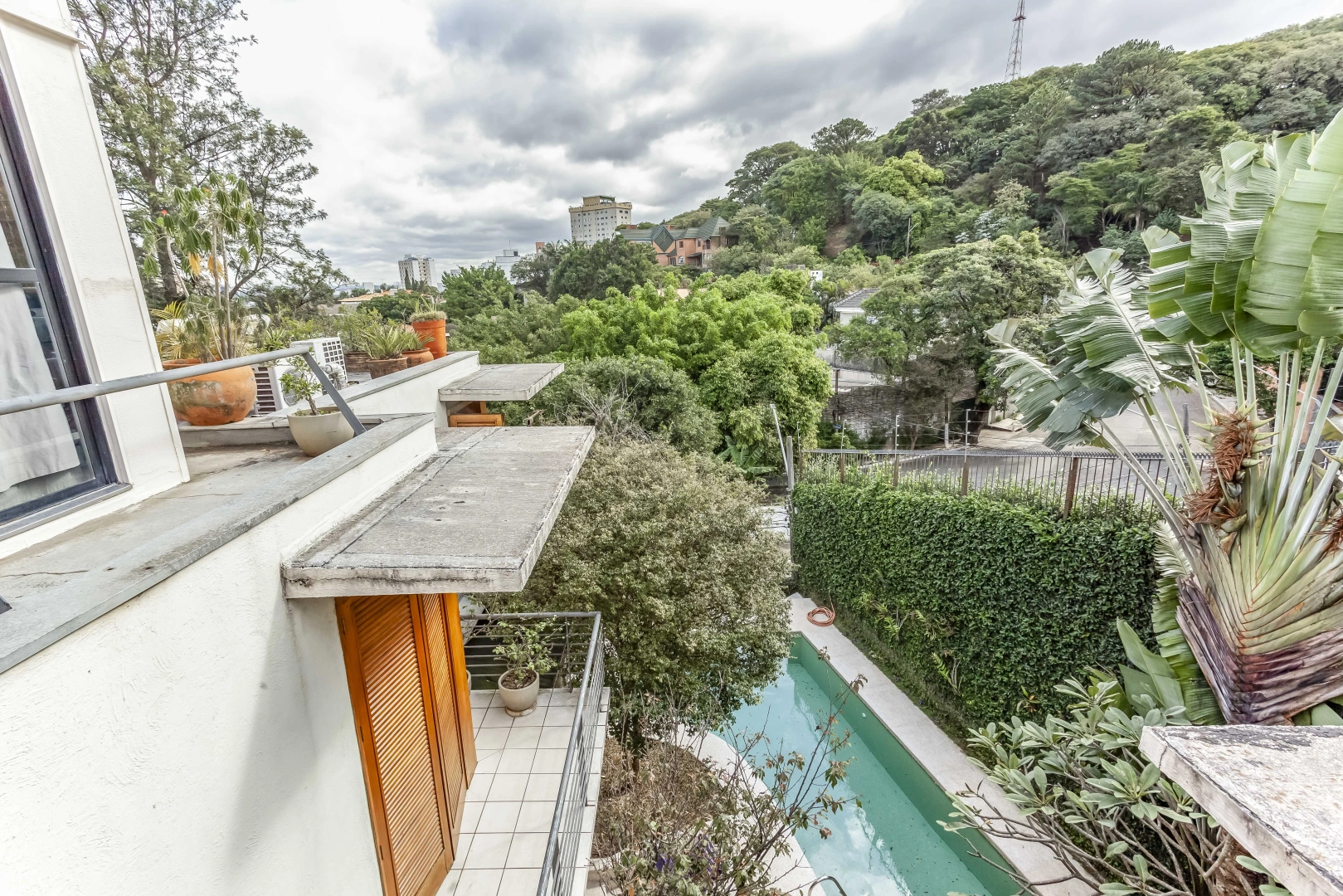 Casa com projeto moderno e vista para o bairro - Imagem 15