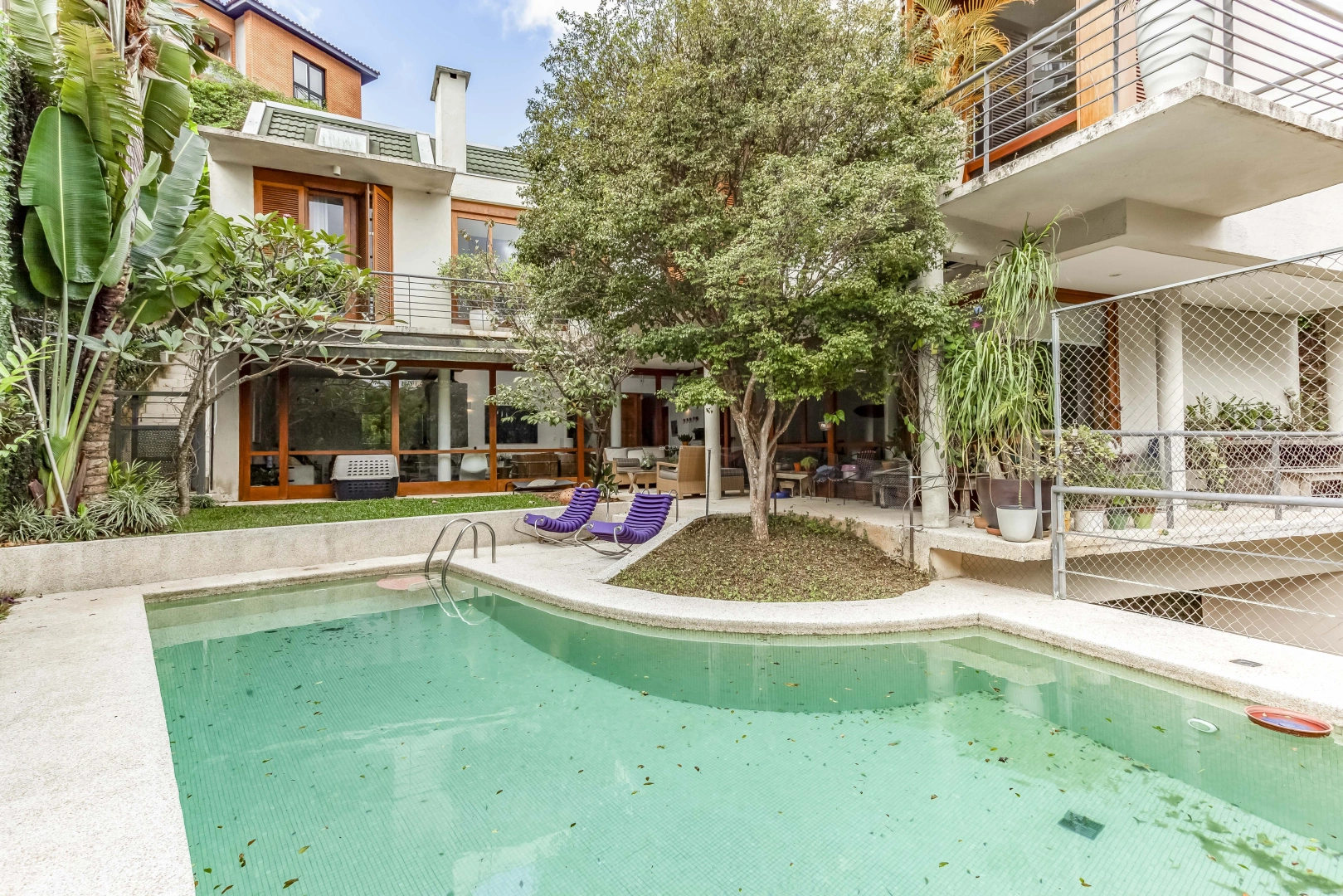 Casa com projeto moderno e vista para o bairro - Imagem 1