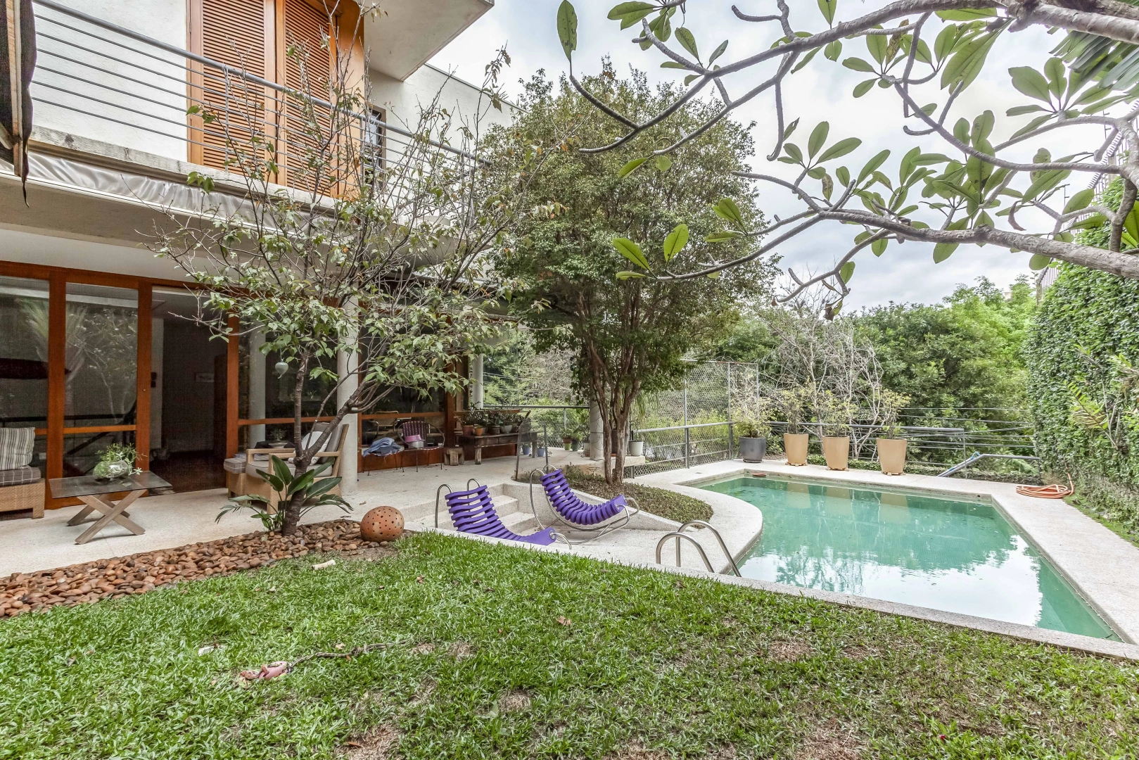 Casa com projeto moderno e vista para o bairro - Imagem 2