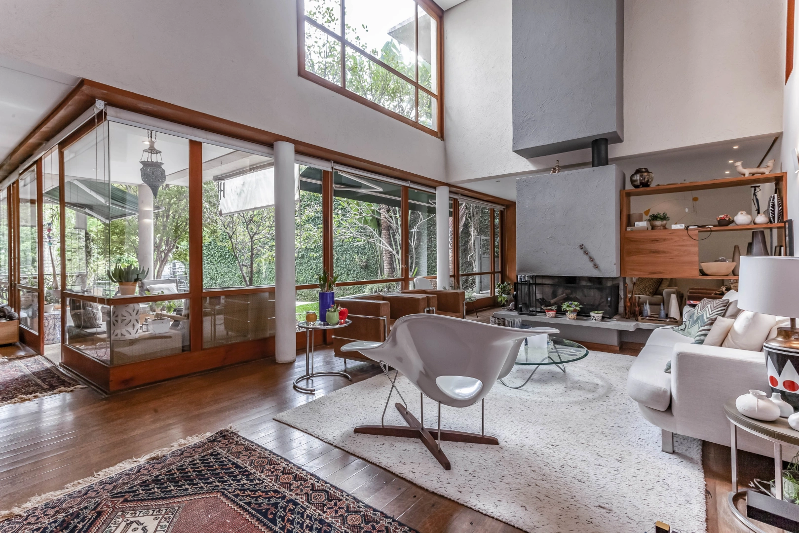 Casa com projeto moderno e vista para o bairro - Imagem 3