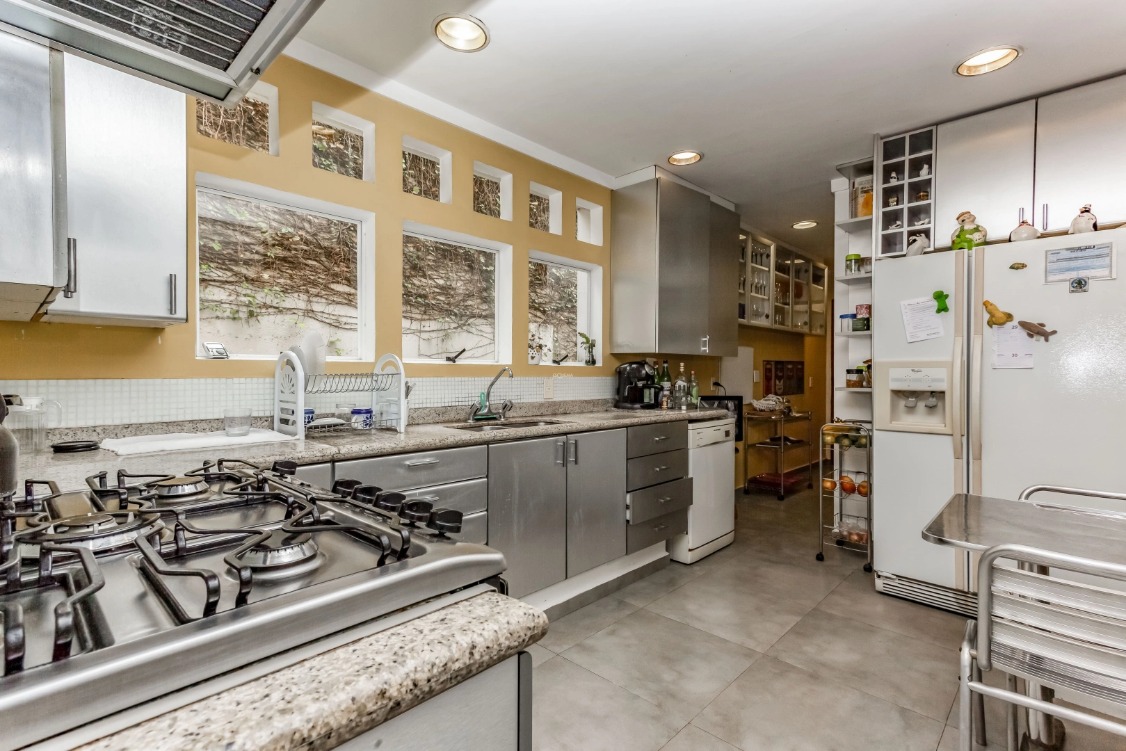 Casa com projeto moderno e vista para o bairro - Imagem 7