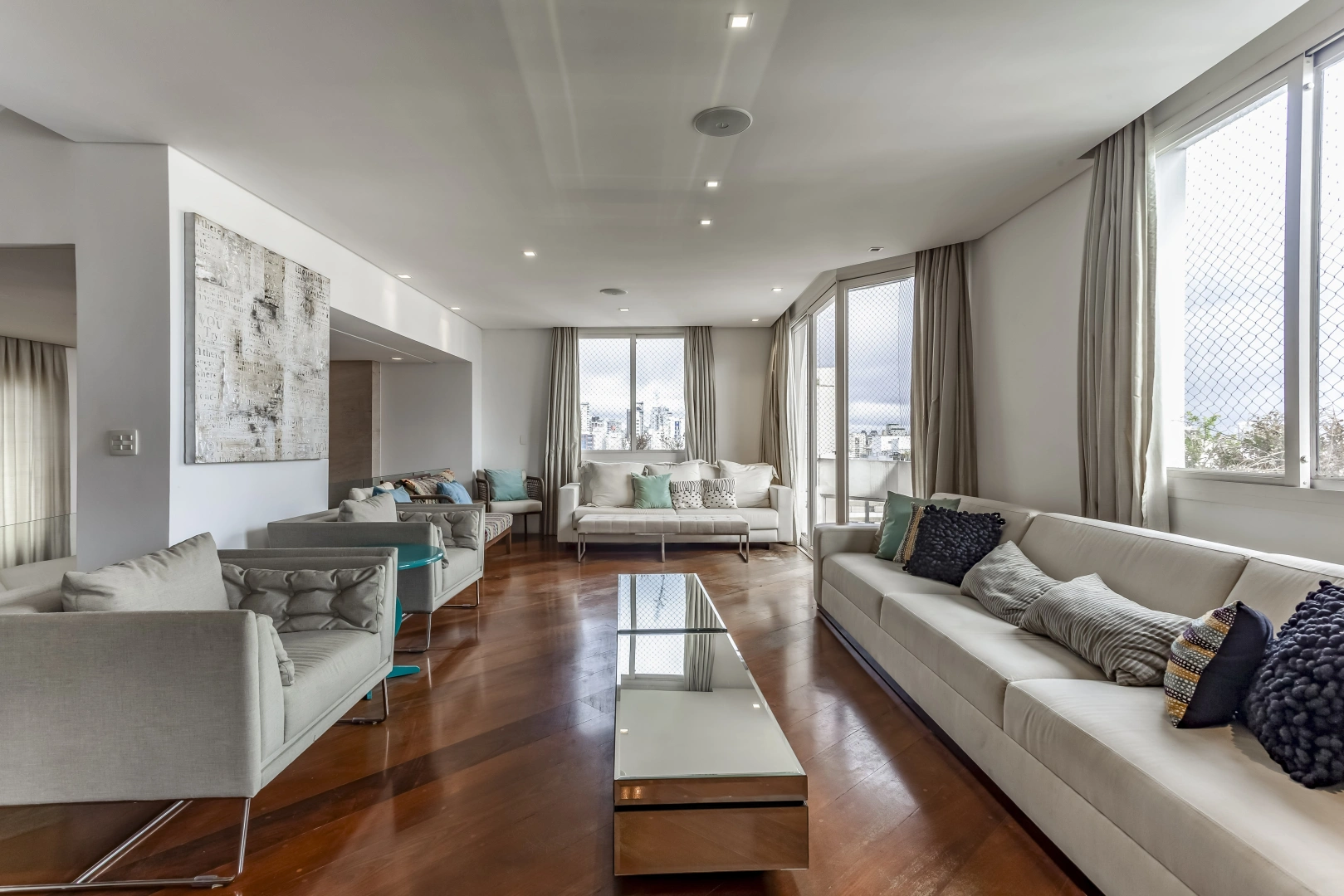 Apartamento reformado em rua cobiçada - Imagem 2