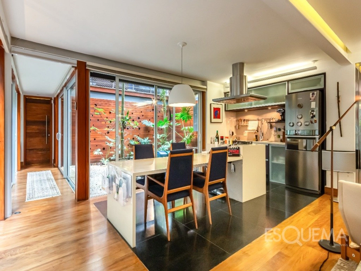 Casa vertical com reforma moderna - Imagem 2