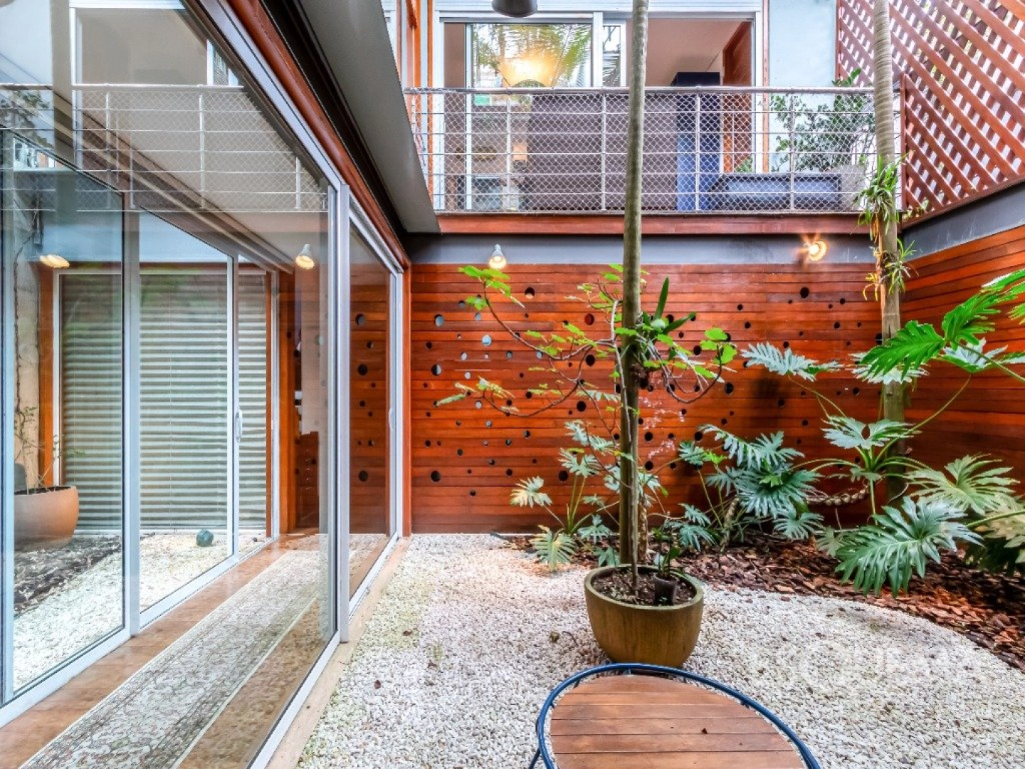 Casa vertical com reforma moderna - Imagem 7
