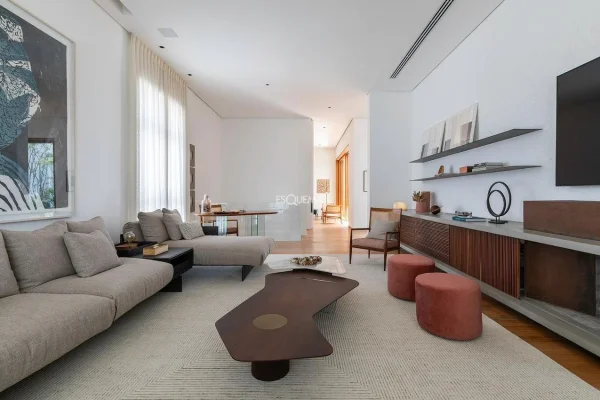 Cobertura reformada com projeto de Isay Weinfeld